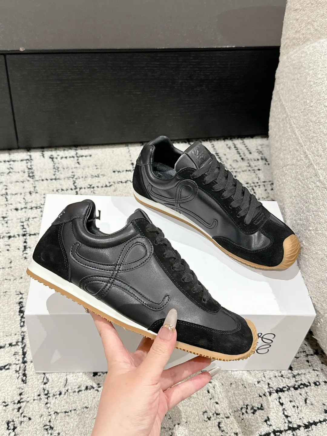 👟👟Ex-factory price 620👟👟 #couples model Top version LOEWE 25/ Latest catwalk model Ballet Runner 2.0. Couple model Ballet Casual Sports Shoes Moral Training Shoes Forrest Gump Shoes Original purchase and development Production Fabric matching Repeated selection of materials Nylon and calfskin leather sneakers featuring an asymmetric toe design, sock-like internal construction, and lightweight rubber outsole extending to the toe. ✔️Fabric: original customized imported first-layer cowhide ✔️Lining: imported soft sheepskin + mesh lining ✔️Sole: original molded anti-slip rubber material ✔️Sole thickness: increased by 2.5CM ✔️Size: #35-45 (45 for women, 45 for men, custom-made, non-refundable)